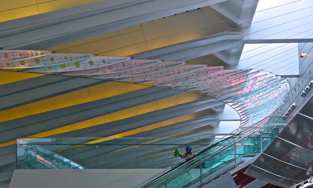 Ed Carpenter’s Wichita Dwight D. Eisenhower National Airport sculpture Aloft delights travelers with colorful laminated dichroic safety glass forming an enormous abstract wing. | Image 4 | Ed Carpenter, Artist