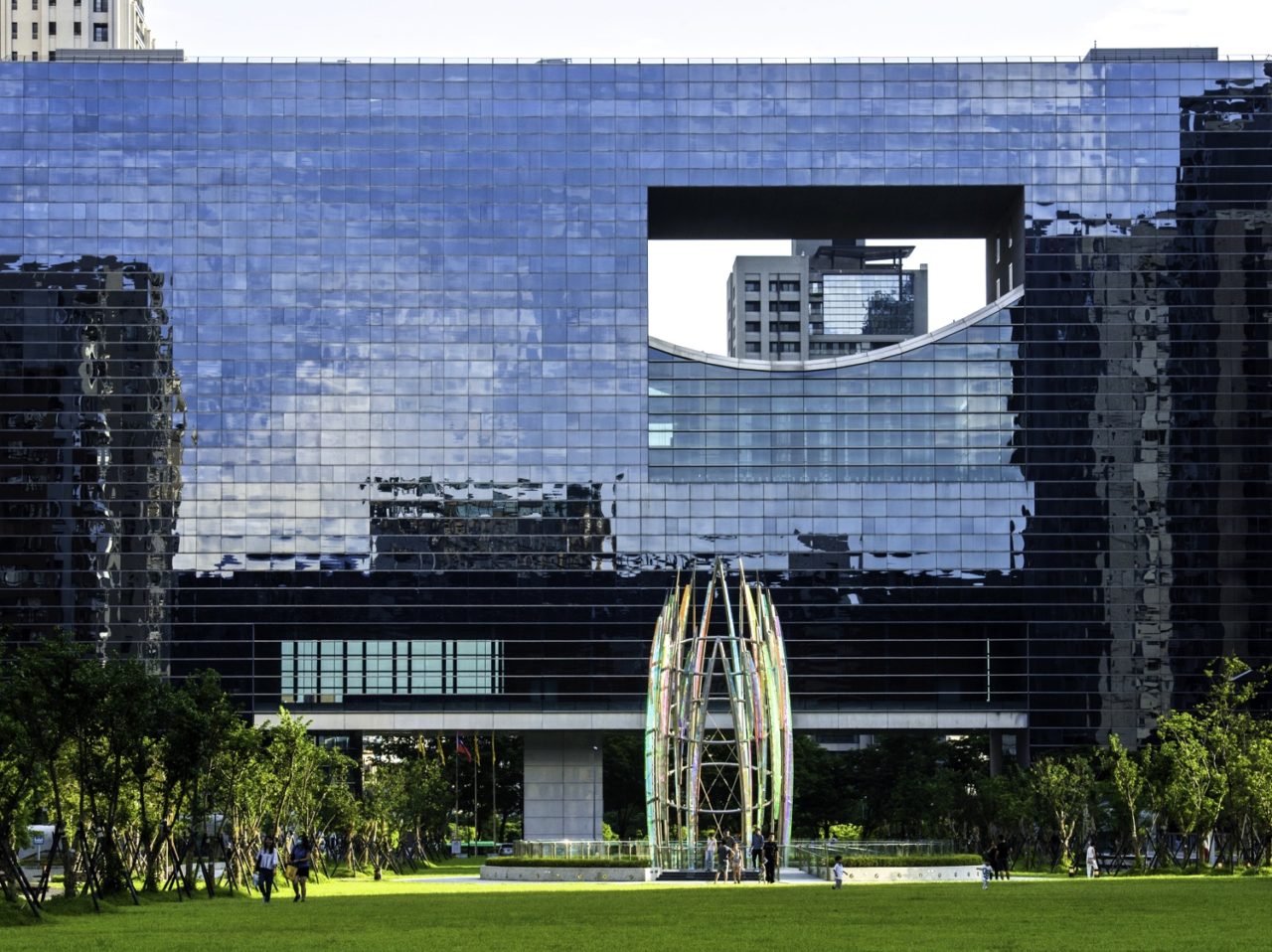 Rising 41’ above the intersection of two parks on the central axis of Taichung’s new City Center, Crocus is visible from the City Hall, the Opera House, and the many residential towers surrounding the site. Taichung, Taiwan Civic Center monumental sculpture: Stainless Steel and Laminated Dichroic Glass | Image 2 | Ed Carpenter, Artist